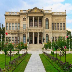 بني هذا القصر بأمر من السلطان عبد الحميد الأول، واتُخِذ مقرا لحكم السلاطين العثمانيين على فترات بين عامي 1856م و 1922م، تكلف بناؤه 5 ملايين ليرة عثمانية، أي ما يعادل 35 طنًا من الذهب.