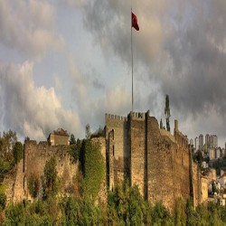 قلعة طرابزون (بالتركية: Trabzon Kalesi) انشأت لصد الهجمات القادمة من قبل القوات المعادية عبر البحر الأسود.
