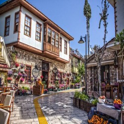 المدينه القديمه انطاليا أو كما تعرف من قبل الأتراك باسم Antalya Kaleiçi التي تروي لنا حكاية العديد من الحضارات التي تتالت على هذه المدينة التي فاقت كل التوقعات